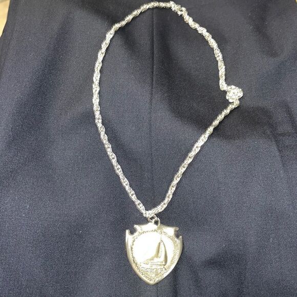 Silver Bay kennel club medallion and chain - Picture 3 of 3